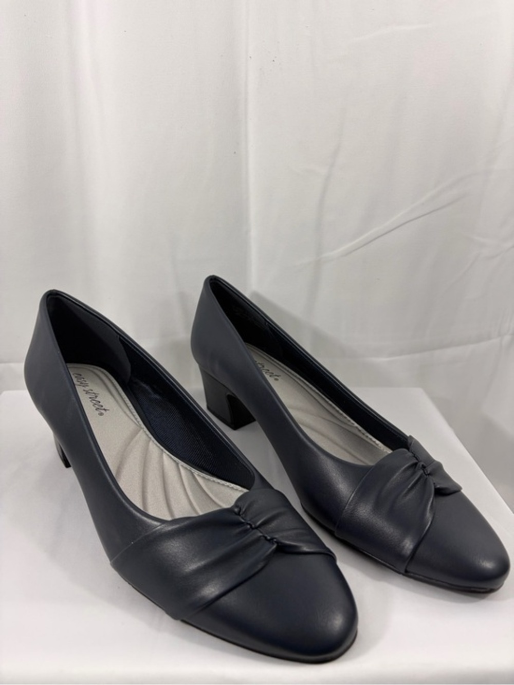 NWT Easy Street Women's Size 11 Navy Blue Low Heel Pumps